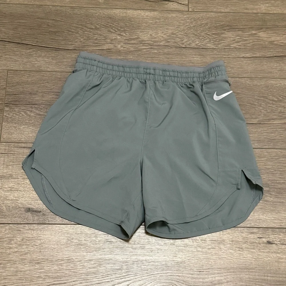 Nike Women's Nike Tempo Luxe Shorts 5
